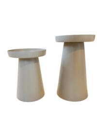 Kandelaar metaal 14 cm en 18 cm gecombineerd op plateau zand in dezelfde kleur en materiaal