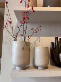 Beige pot voor bloemen en planten in modern design, verkrijgbaar in twee maten