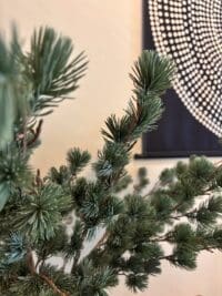 Realistische ceder kunsttak – volle groene decoratietak voor vaas of woondecoratie
