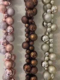 Kerstballen slinger 180 cm, bruin, licht beige en roze.