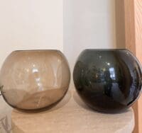 Groot glazen windlicht bolvaas van rookglas 25 cm in zwart of taupe met sfeervolle kaars – glazen windlicht en bolvaas design combinatie