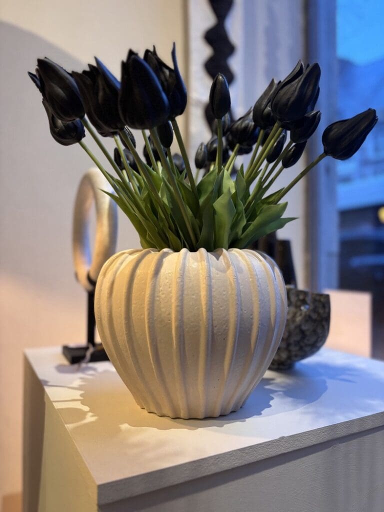 Bolle aardewerk vaas in crème kleur van 27,5 cm