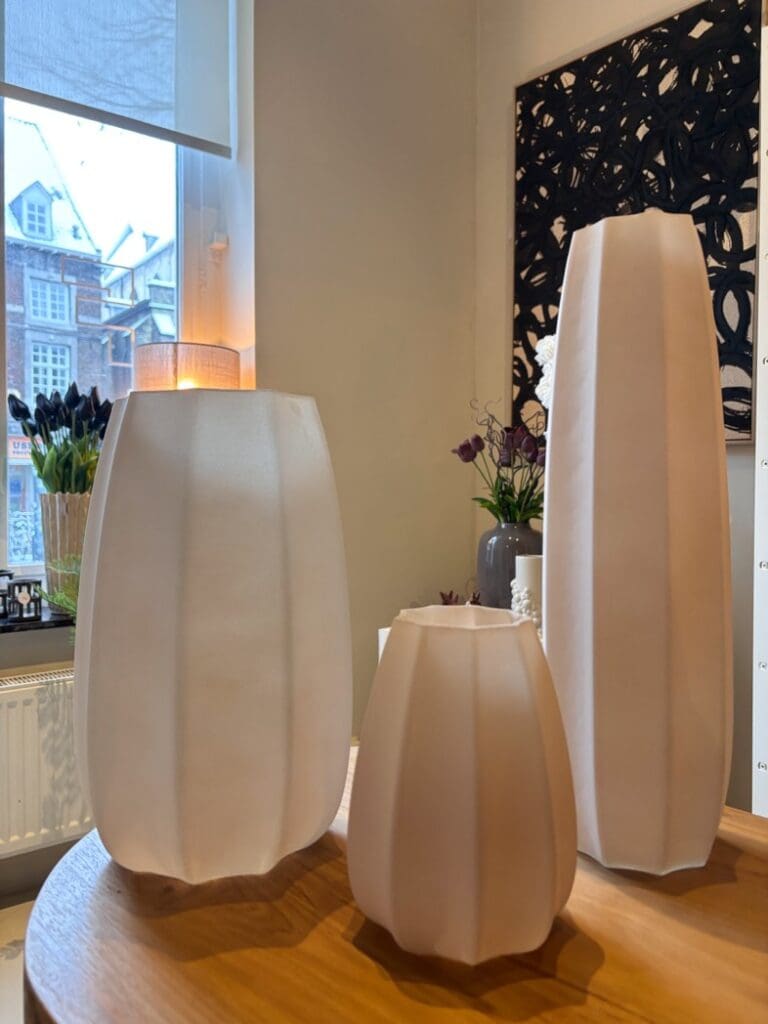 Matte beige vaas in verschillende formaten als stijlvolle woondecoratie