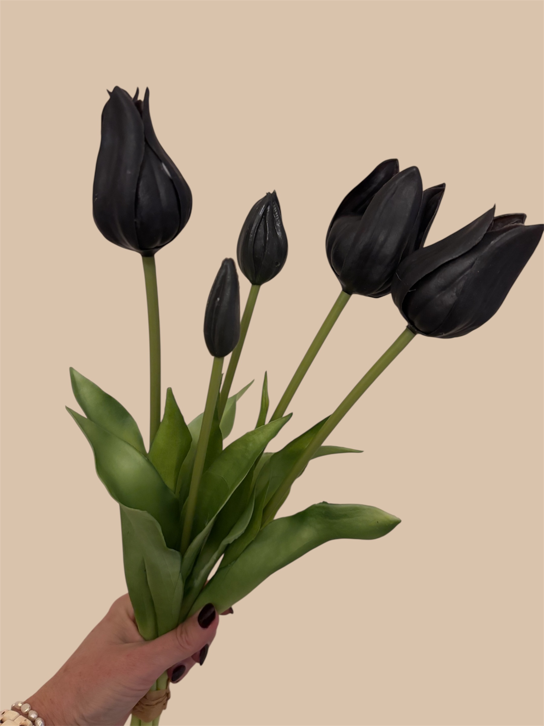 Zwarte luxe kunsttulpen met zachte touch in bos van vijf