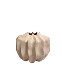 Kleine vaas modern off white in opvallende geometrische vorm 19x19x16,5 cm