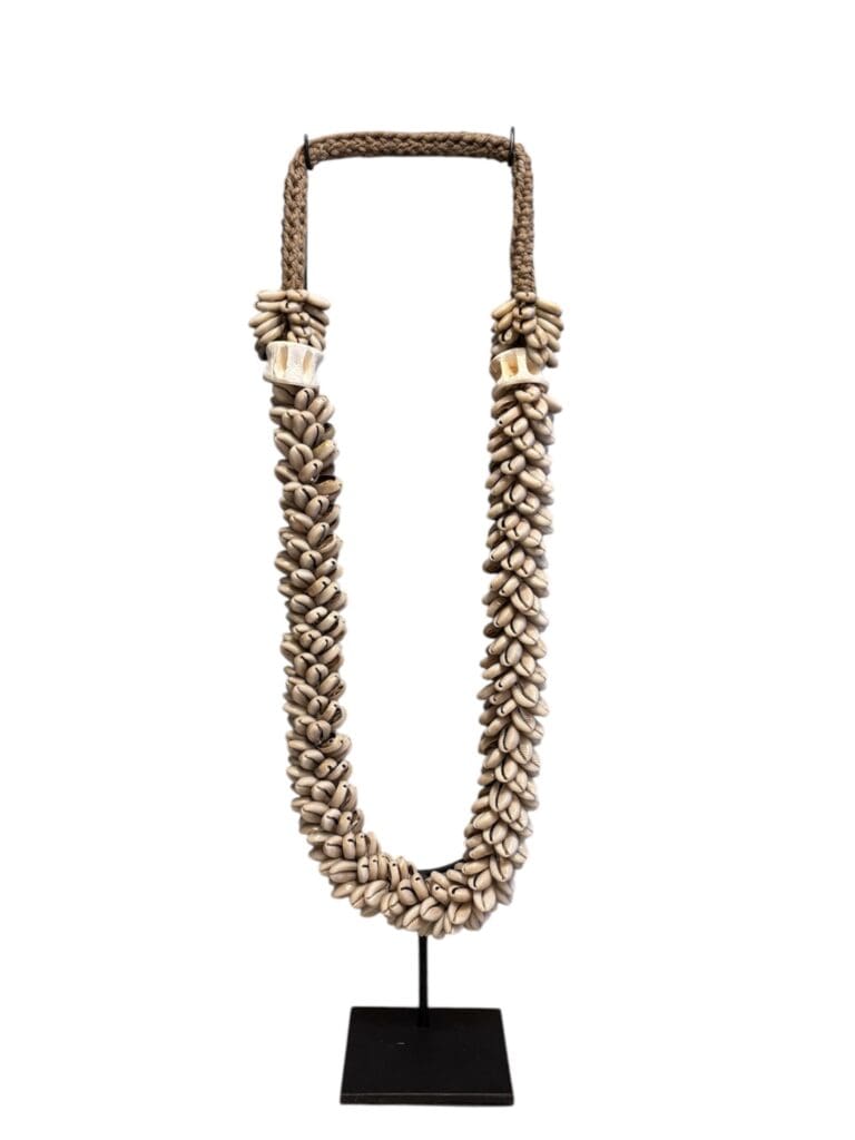 Decoratie schelpenketting op standaard in beige van 55 cm hoog