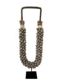 Decoratie schelpenketting op standaard in beige van 55 cm hoog