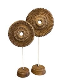 Beige ornament van 48 cm hoog gemaakt van polyresin