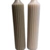 Dikke dinerkaars van 15 cm met ribbelstructuur in taupe of beige kleur