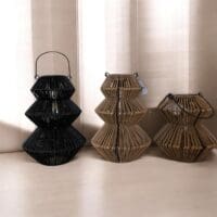 Grote solar tuinhanger 21x30 cm in zwart en bruin-naturel met warm sfeervol licht in de tuin