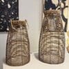 Grote solar lantaarn met rotan look van kunststof in twee maten voor sfeervolle tuinverlichting