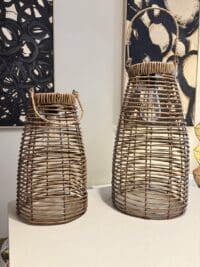 Grote solar lantaarn met rotan look van kunststof in twee maten voor sfeervolle tuinverlichting