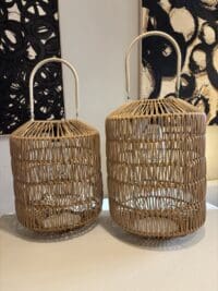 Solarlantaarn rotan look van kunststof in twee maten met warme sfeerverlichting voor tuin en terras