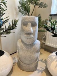 Tafelhaard Moai van cement met bio ethanol vlam op buitentafel in tuin