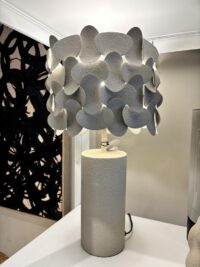 Ivoren tafellamp van metaal met unieke design kap van 30 cm doorsnede