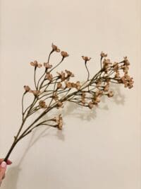 Kunsttak taupe met kleine bloemetjes in stijlvolle vaas als woondecoratie