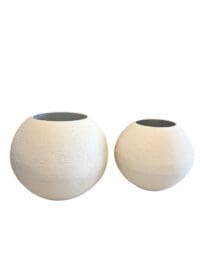 grote off white bloempot met matte ruwe afwerking voor planten of kunstbloemen