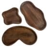 Walnoot houten plateau in organische en kidney vorm op stijlvolle tafel met woondecoratie