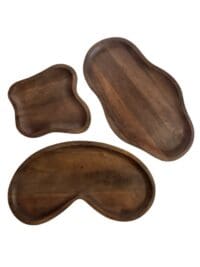 Walnoot houten plateau in organische en kidney vorm op stijlvolle tafel met woondecoratie