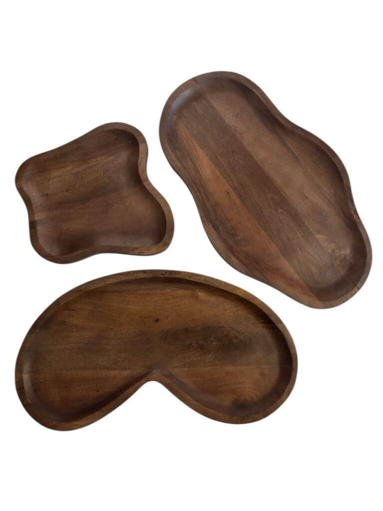 Walnoot houten plateau in organische en kidney vorm op stijlvolle tafel met woondecoratie