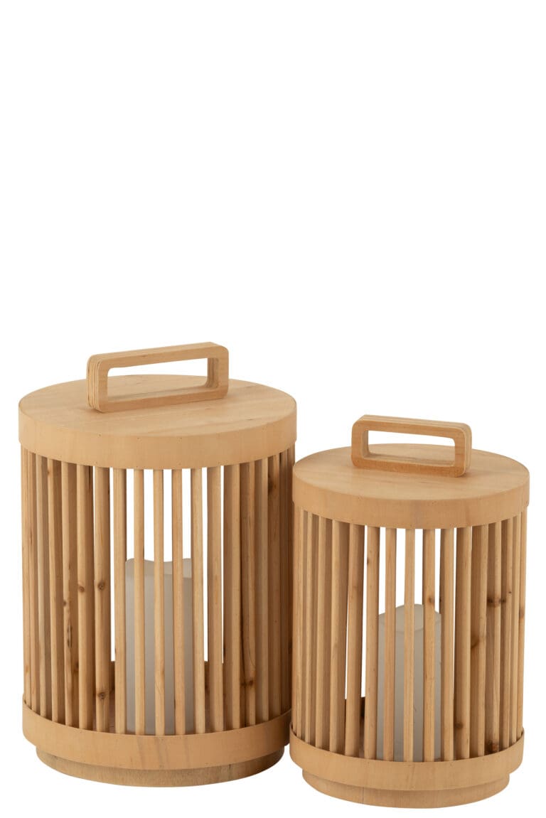 Groot houten windlicht met LED kaars in L en XL formaat in een sfeervol interieur