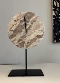 Luxe marmeren klok op standaard van 42,5 cm hoog met een diameter van 25 cm