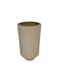 Zandkleurige bloempot vaas met ribbelstructuur van 30 cm hoog en 16 cm diameter op stijlvolle interieursetting