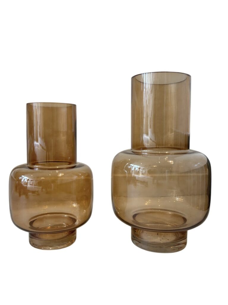 Bruine glazen vaas van 25 en 30 cm met warme tint en modern design