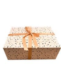 Moederdag Giftbox met een serveerplank , bakjes, snacks, onderzetters en feestelijke strik