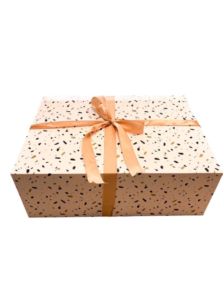 Moederdag Giftbox met een serveerplank , bakjes, snacks, onderzetters en feestelijke strik