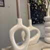 Houten donut kandelaar in off white in breed en smal model als stijlvolle woondecoratie