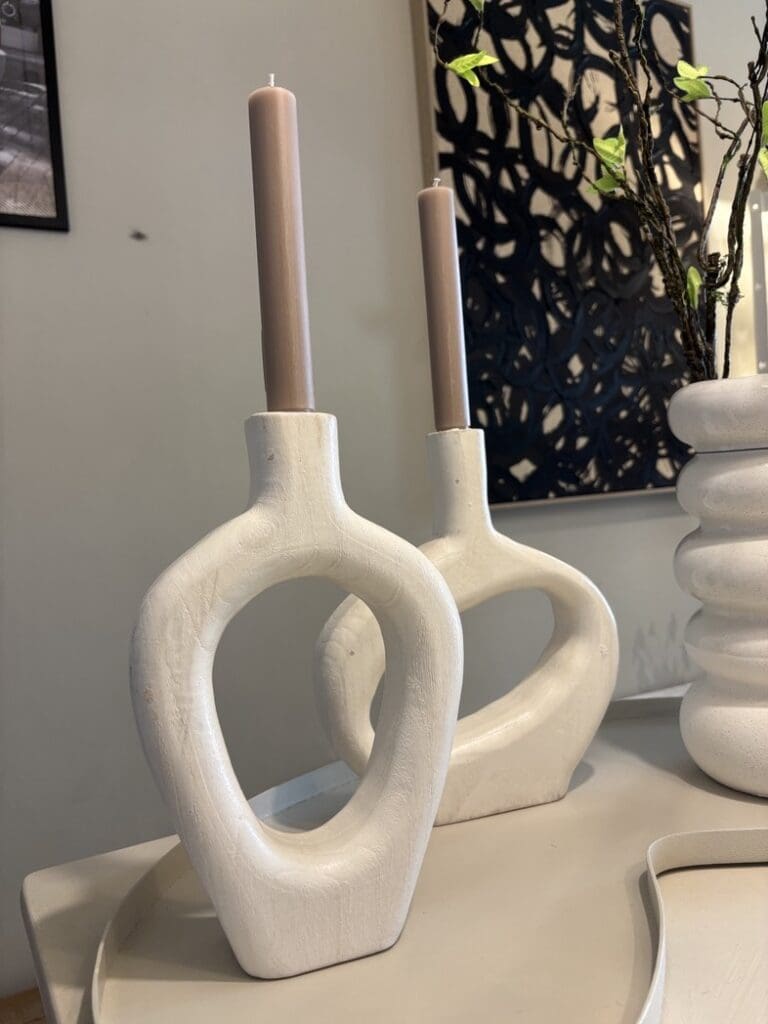 Houten donut kandelaar in off white in breed en smal model als stijlvolle woondecoratie
