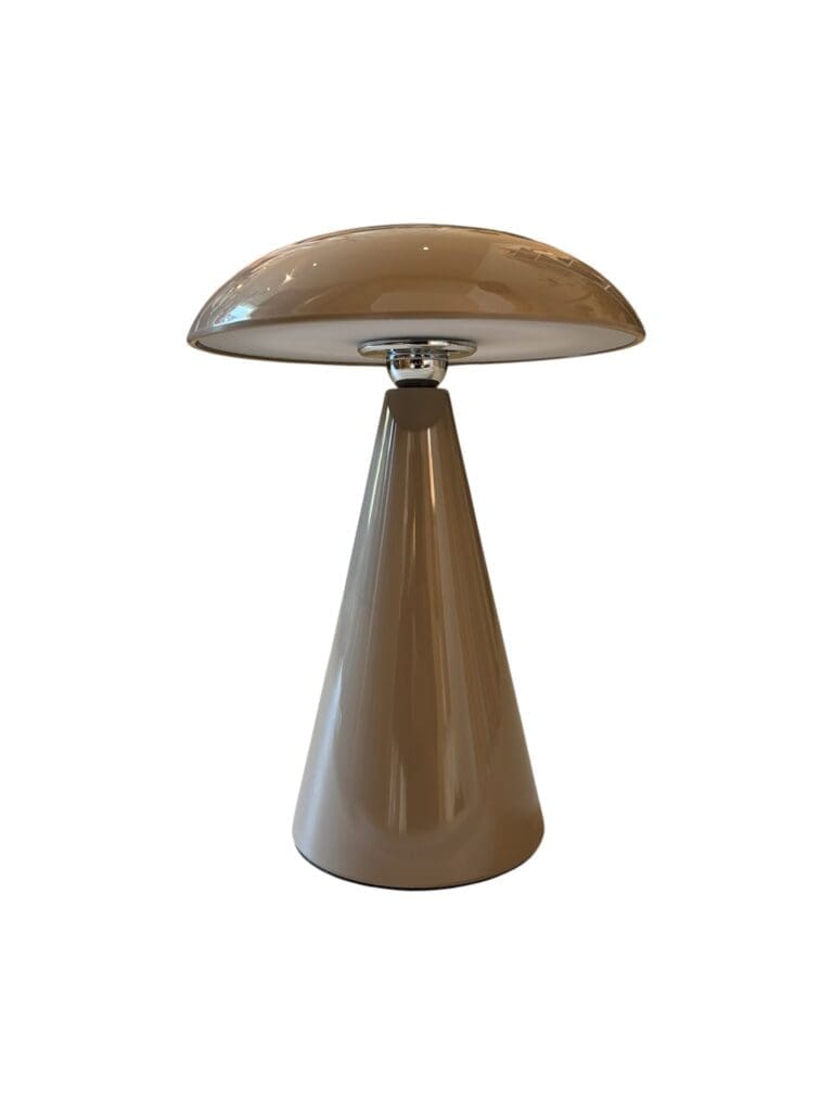 Taupe draadloze tafellamp met dimfunctie en drie lichtstanden in modern interieur