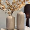 Metalen zandkleurige vaas met matte afwerking, verkrijgbaar in 35 cm en 42 cm, stijlvolle woondecoratie voor een modern interieur.