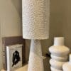 tafellamp zandkleur, zandkleur lamp, stoffen tafellamp, beige tafellamp, zachte tafellamp, design tafellamp, woondecoratie, sfeerverlichting, moderne tafellamp, japandi verlichting, Scandinavische lamp, landelijke verlichting, tafellamp 60 cm, interieur verlichting, beige woonaccessoires