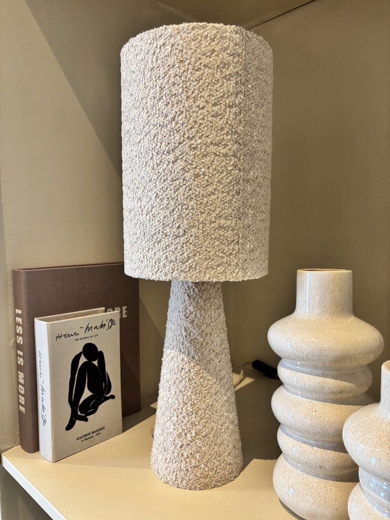 tafellamp zandkleur, zandkleur lamp, stoffen tafellamp, beige tafellamp, zachte tafellamp, design tafellamp, woondecoratie, sfeerverlichting, moderne tafellamp, japandi verlichting, Scandinavische lamp, landelijke verlichting, tafellamp 60 cm, interieur verlichting, beige woonaccessoires