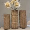 Grote luxe vazen in beige met uniek reliëf, verkrijgbaar in drie formaten van 31 cm, 40 cm en 42 cm hoog.
