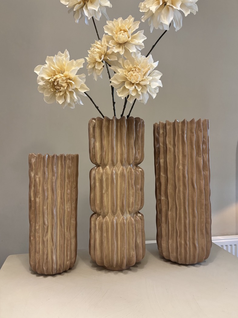 Grote luxe vazen in beige met uniek reliëf, verkrijgbaar in drie formaten van 31 cm, 40 cm en 42 cm hoog.