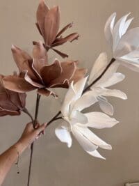 Grote kunsttak met drie levensechte bloemen in wit of oud roze voor stijlvolle woondecoratie in een vaas.