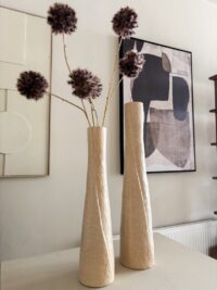 Hoge smalle beige vaas van keramiek in twee formaten
