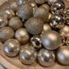 Set van 40 licht beige kerstballen met matte, glanzende en glitter afwerking