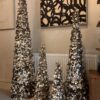 Hoge beige sparkle kerstboom als stijlvolle kerstdecoratie in vier formaten