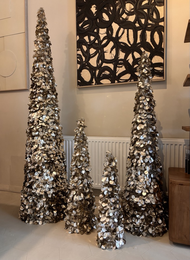 Hoge beige sparkle kerstboom als stijlvolle kerstdecoratie in vier formaten