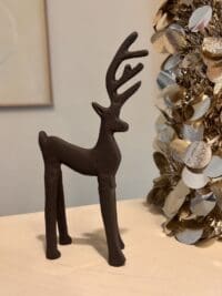 hertje kerst, kersthertje, hertje metaal, herten decoratie, kerstdecoratie, kerstdecoratie bruin, metalen hertje, kerstaccessoires, kerststyling, bruine kerstdecoratie, winterdecoratie, kerstfiguur