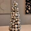 kerstboom van kerstballen, kerstballen boom, kerstballenboompje, lichtbeige kerstdecoratie, beige kerstboom, kerstboom beige, kerstdecoratie beige, kerstaccessoires, kerststyling, decoratieve kerstboom, kerstdecoratie set, kerstserie