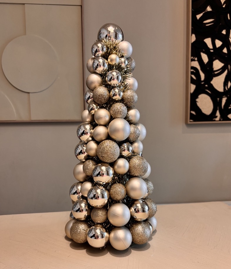 kerstboom van kerstballen, kerstballen boom, kerstballenboompje, lichtbeige kerstdecoratie, beige kerstboom, kerstboom beige, kerstdecoratie beige, kerstaccessoires, kerststyling, decoratieve kerstboom, kerstdecoratie set, kerstserie