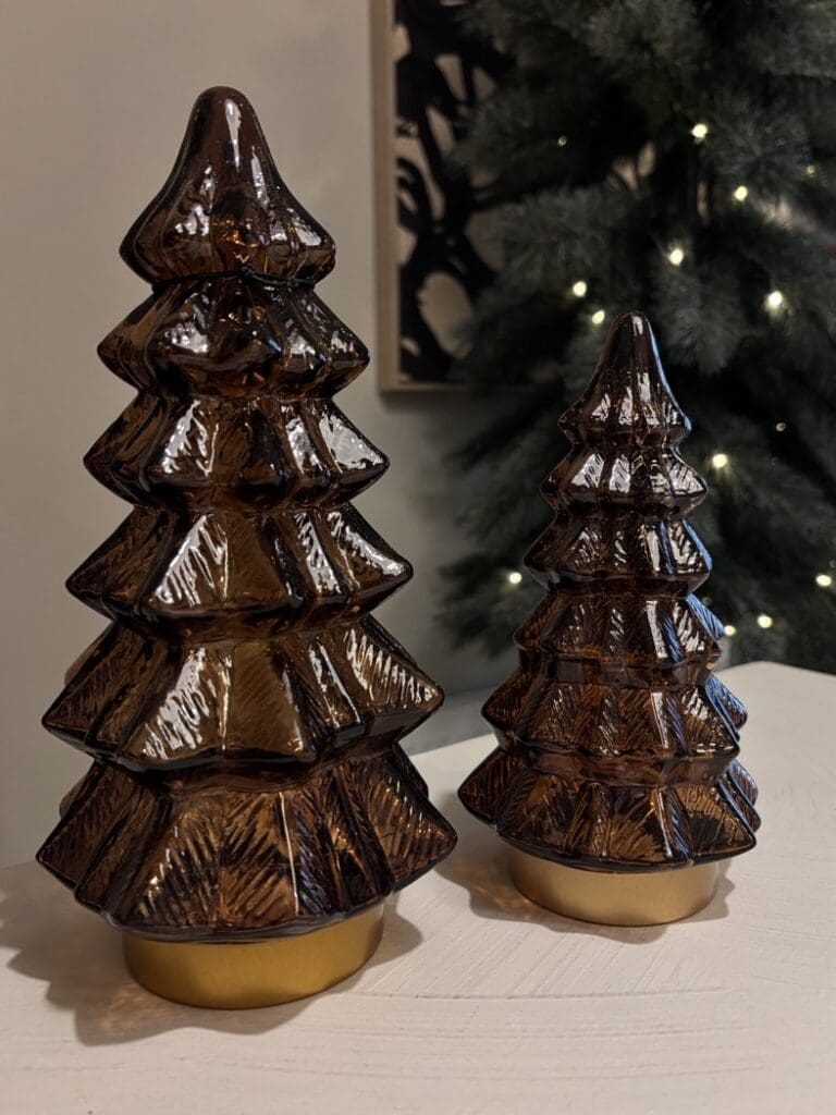 Bruin glazen kerstboompje met ledverlichting in 20 en 27 cm hoog