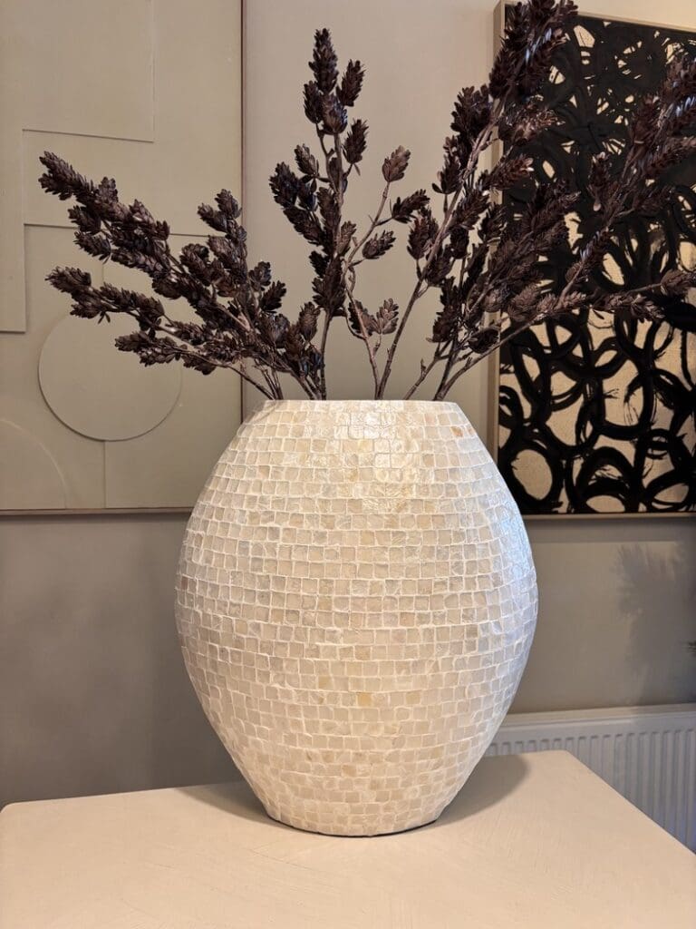 Vensterbankvaas met parelmoer afwerking van kunststof, 46 cm hoog, 40 cm breed en 15 cm diep